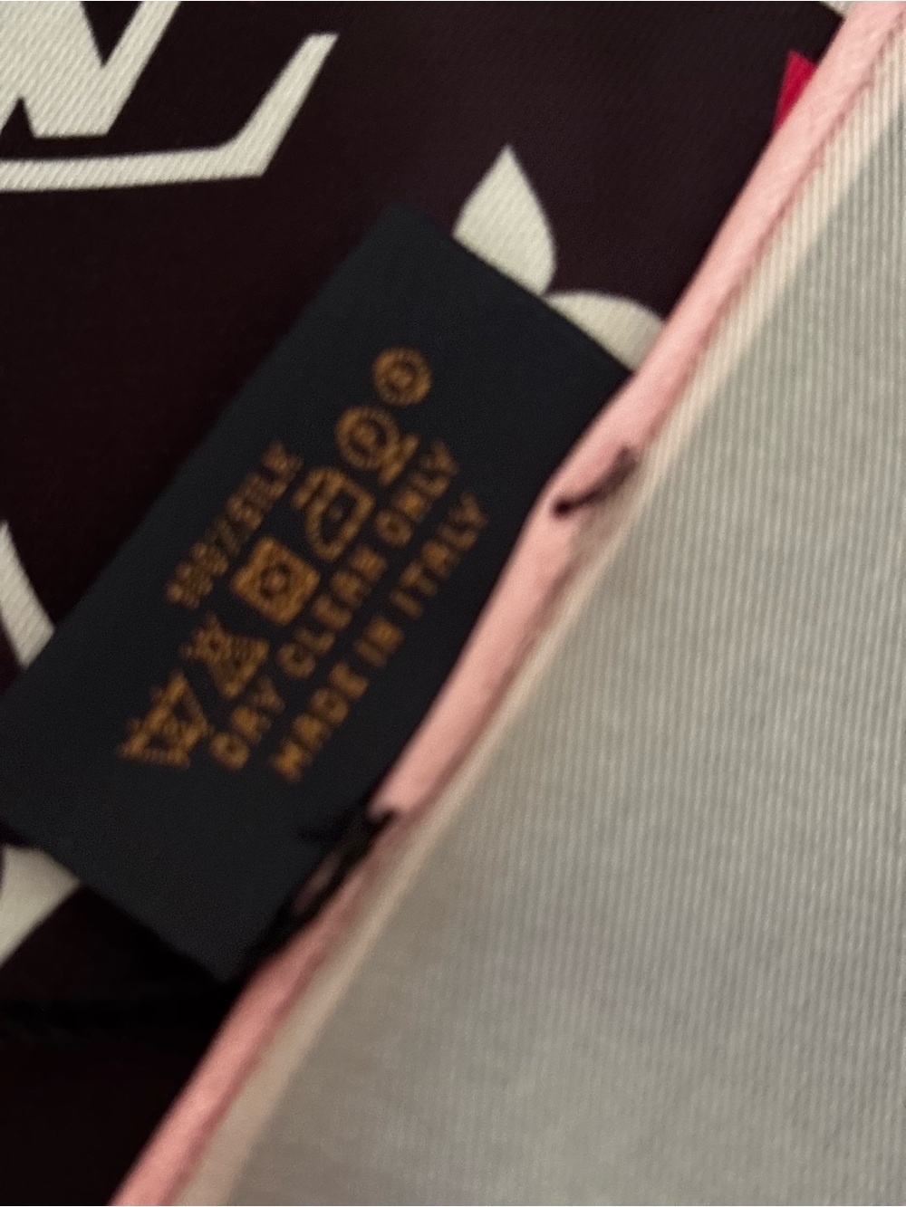 100% Silk Louis Vuitton Black & Pink Monogram Sakura Silk Scarf - Picture 6 of 7